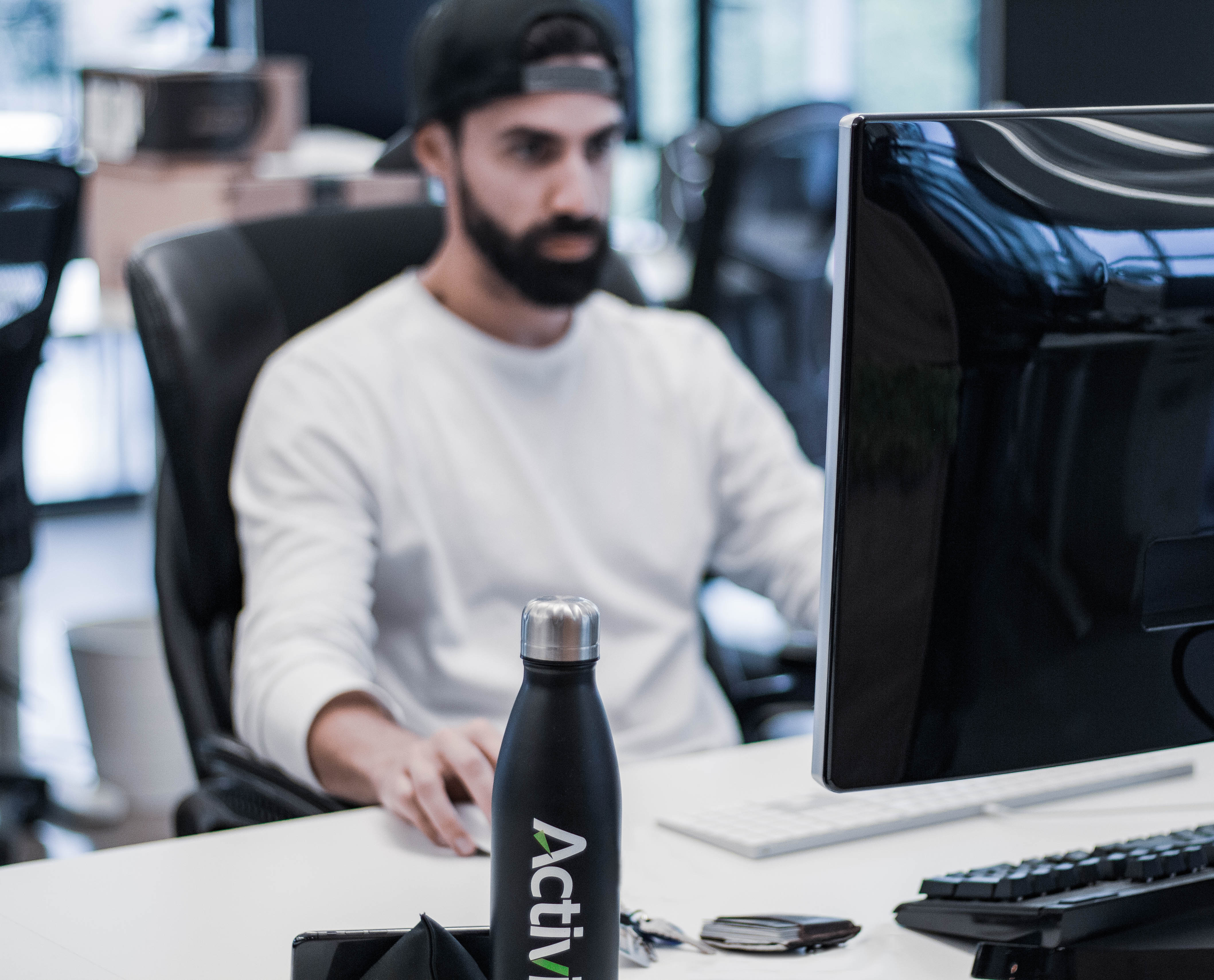 Typique matin au bureau pour Maxime.